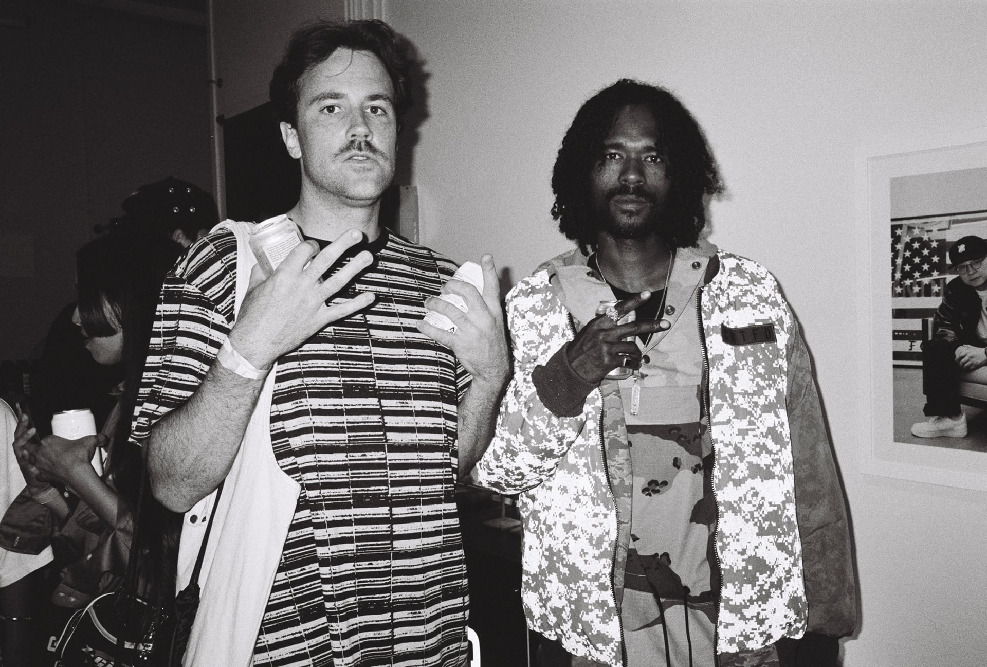  Une photo de deux hommes posant