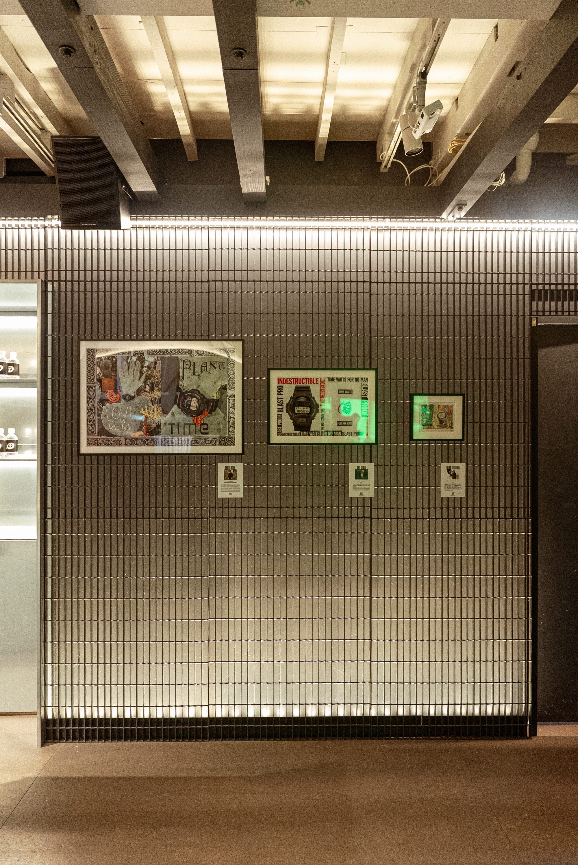 Des œuvres d'art sont accrochées au mur