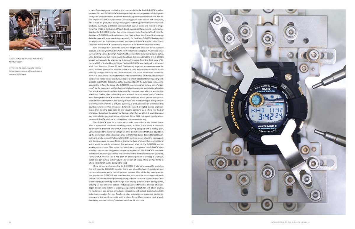 Kikuo Ibe, der Erfinder der G-SHOCK neben englischem Text, auf der rechten Seite ist eine G-SHOCK Frogman Uhr in eine Maschine gespannt.