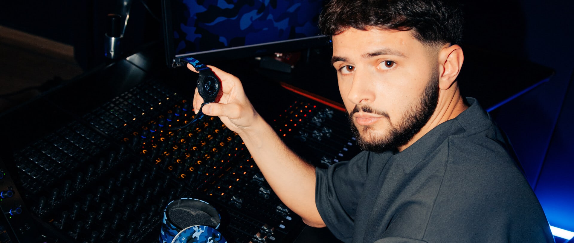 Dardan hält sein Kooperationsmodell der G-SHOCK GA-2100 in den Händen