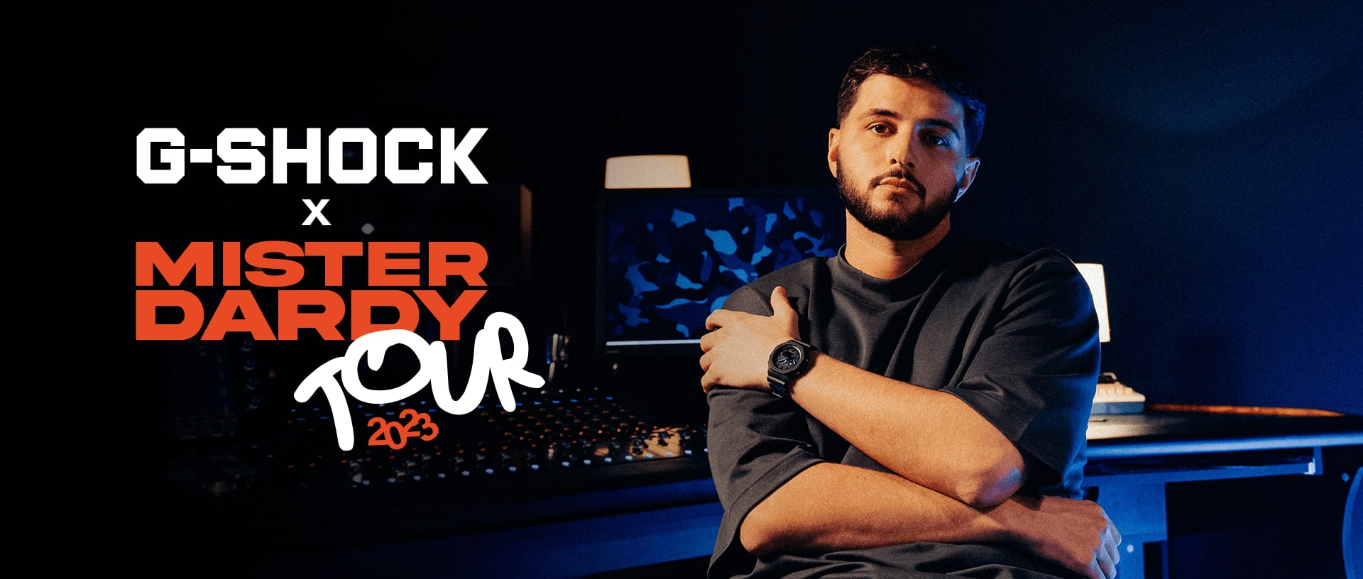 Dardan sitzt in einem Tonstudio und trägt sein G-SHOCK Kollaborationsmodell GA-2100MD23-1A2
