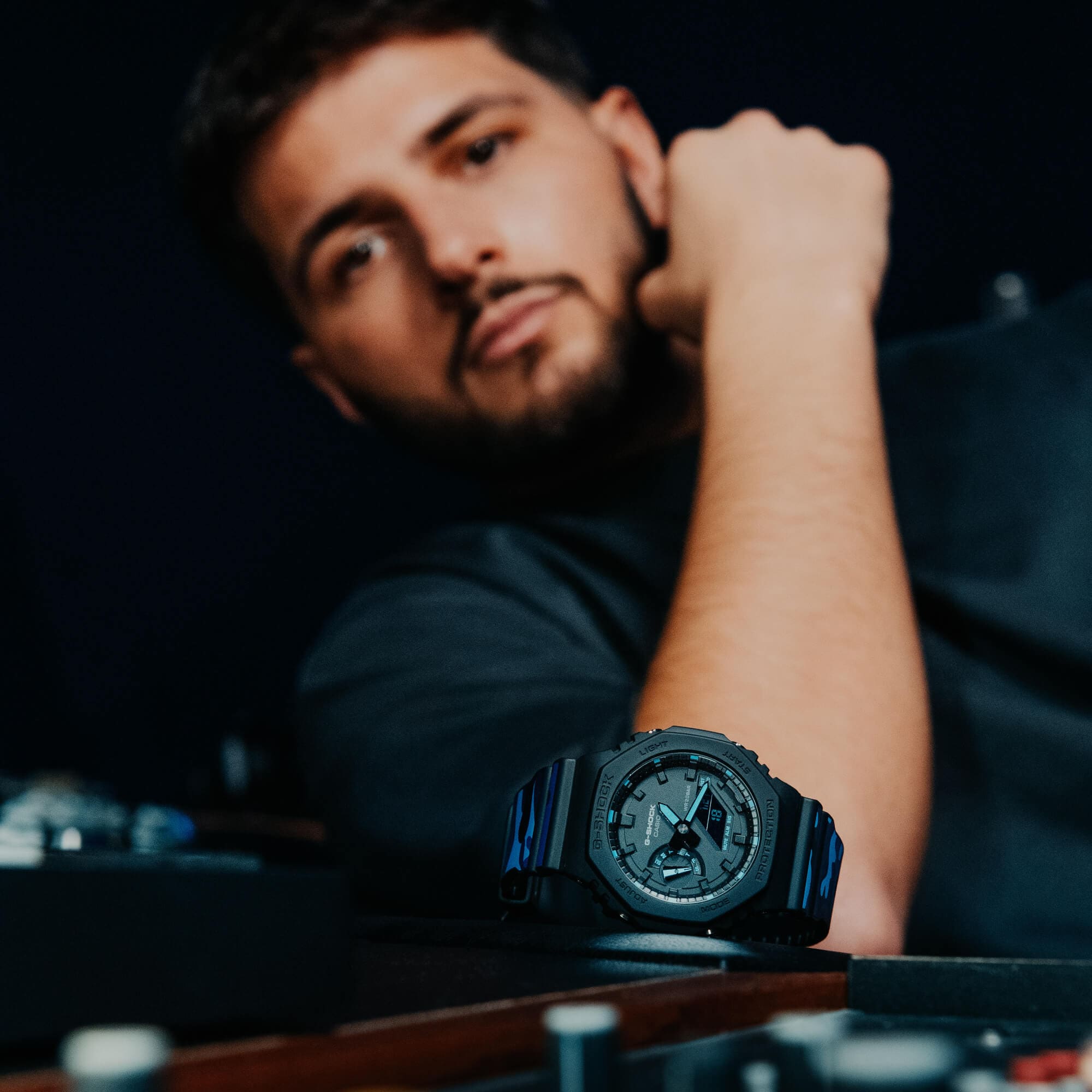 G-SHOCK GA-2110MD23-1A2 liegt auf einem Mischpult, im Hintergrund ist Dardan zu sehen.