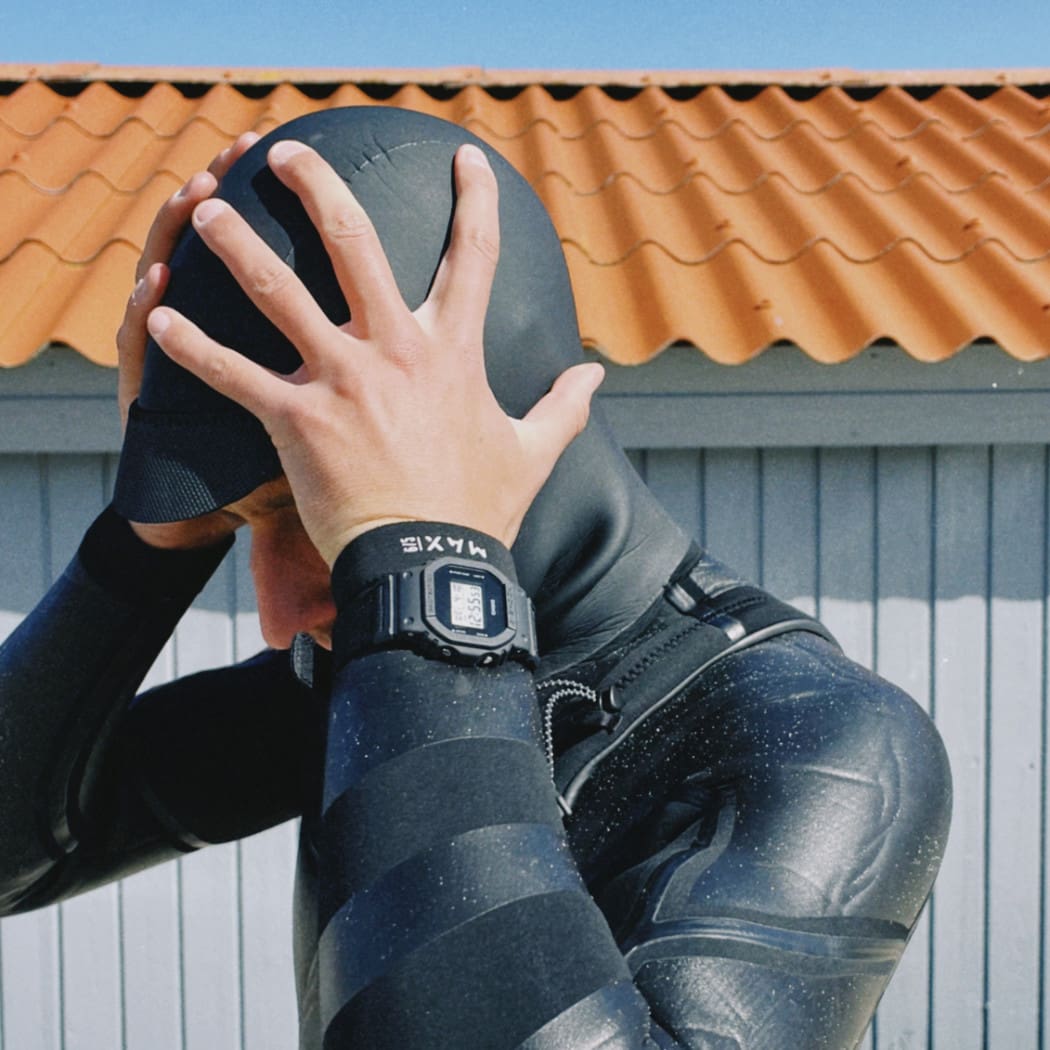 Finn Springborn in einem Neoprenanzug, am Handgelenk trägt er die GLX-5600 mit schwarzem Armband und schwarzer Lünette