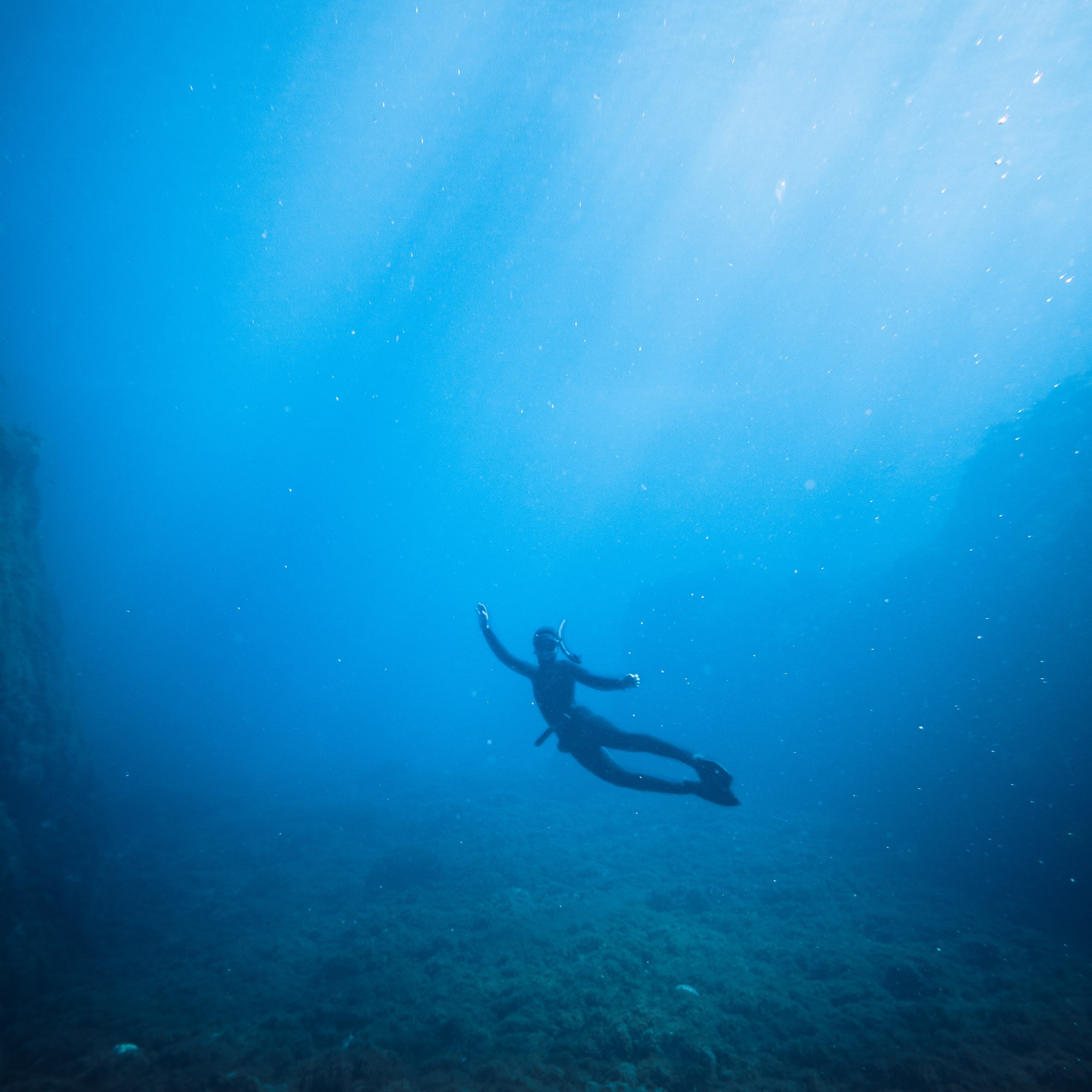 Lena Kemna unter Wasser beim Freediven