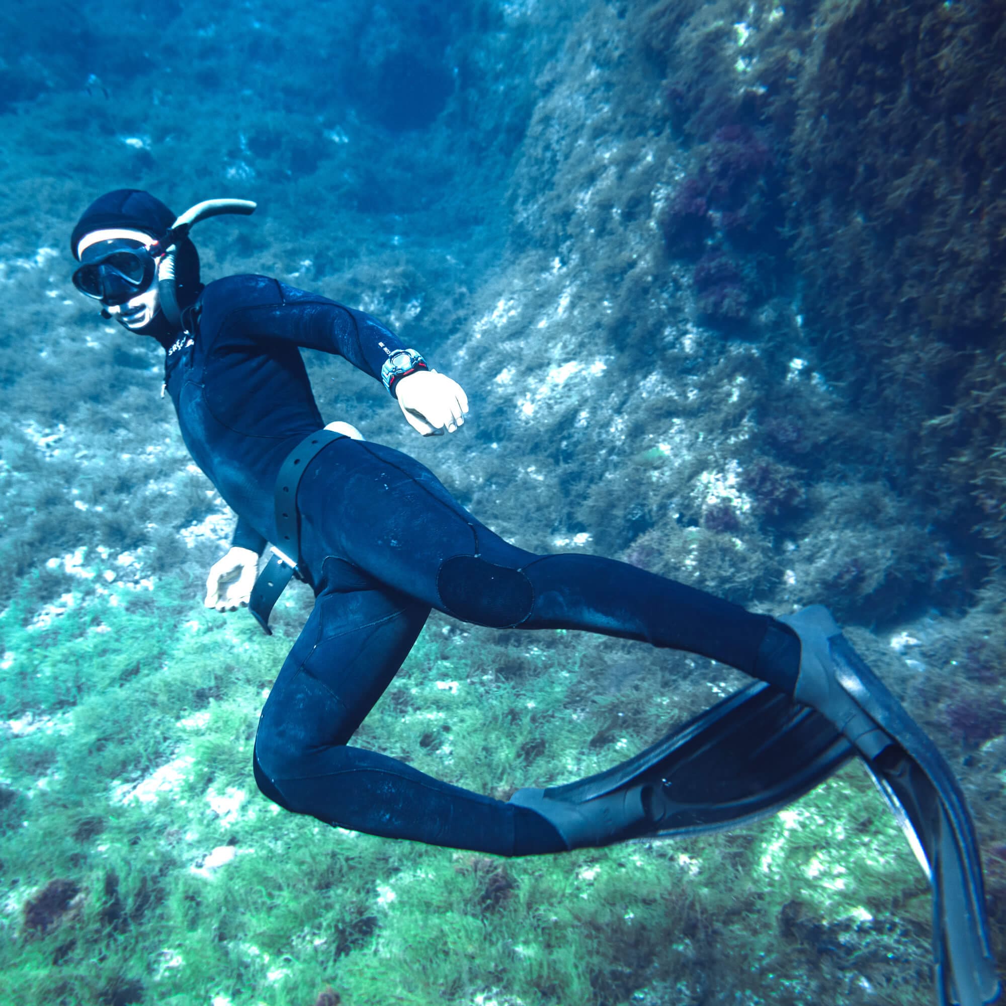 Lena Kemna in Neoprenanzug während des Tauchens im Meer