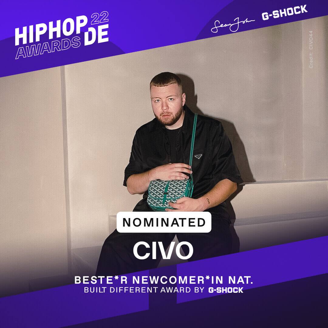 Rapper CIVO in schwarzem Shirt sitzt auf einer Treppe und war als bester Newcomer national nominiert
