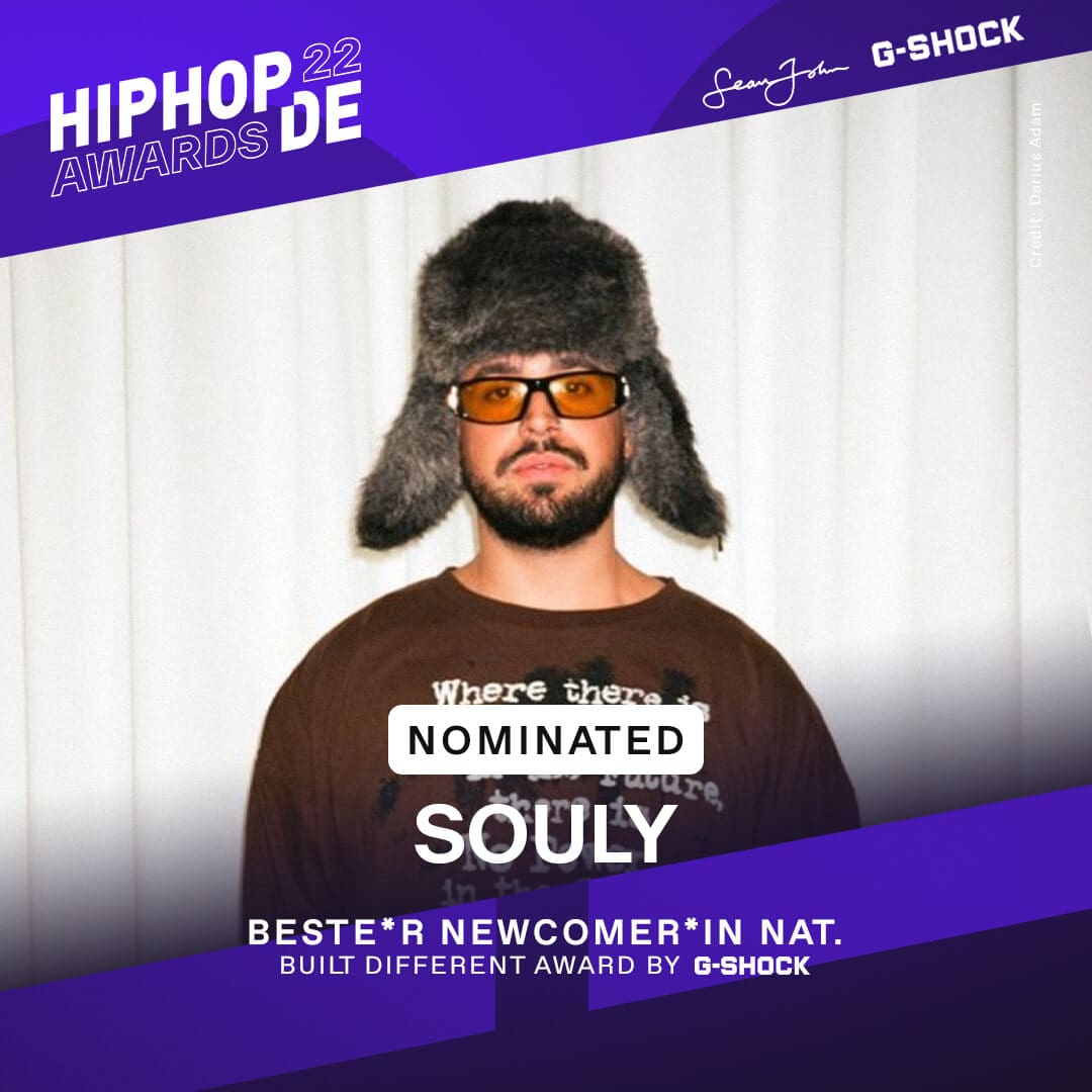 Rapper Souly trägt eine orange-gefärbte Sonnenbrille und einen Fellhut und war als bester Newcomer national nominiert