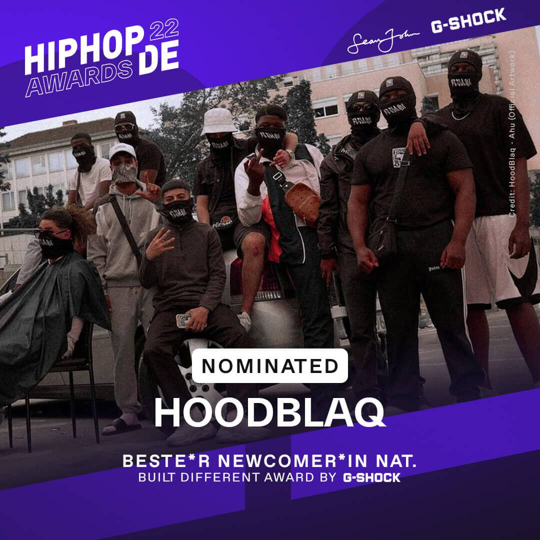 Die Rap-Crew Hoodblaq steht vermummt vor Hochhäusern. Die Gruppe war als bester Newcomer national nominiert