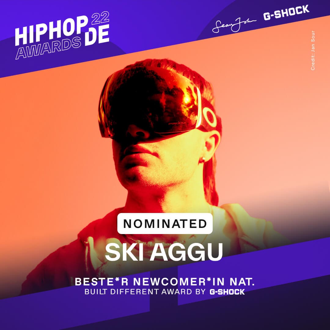Nominiert als bester Newcomer 2022 schaut Ski Aggu mit seiner Skibrille an der Kamera vorbei.