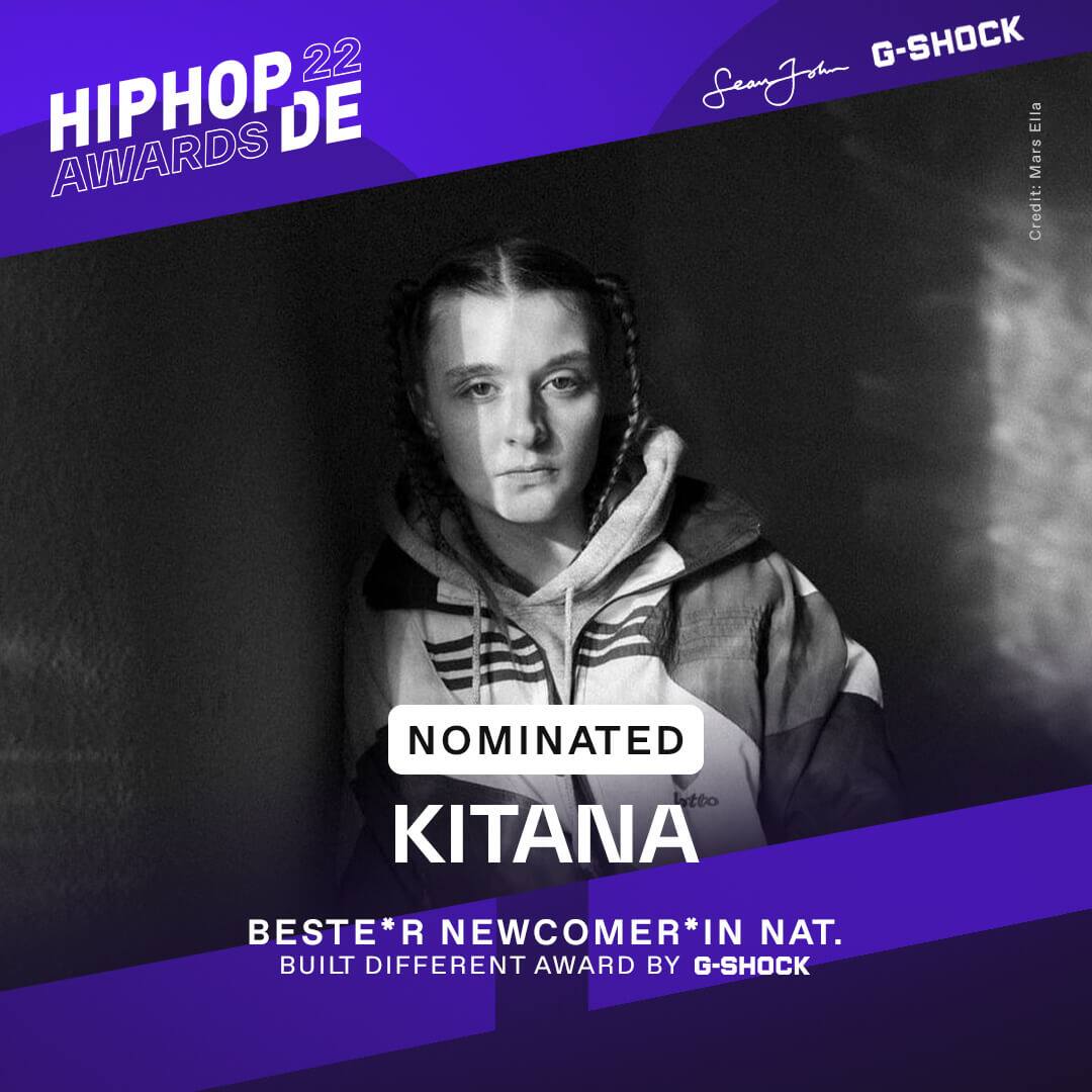 Schwarz-weiß Bild der Rapperin Kitana mit geflochtenen Zöpfen und Sportjacke, auch sie war als beste Newcomerin national nominiert
