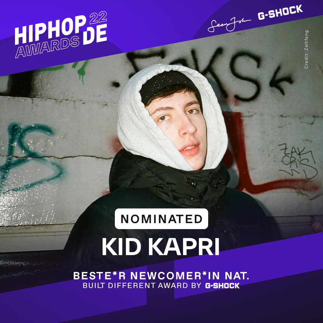Rapper Kid Kapri steht vor einer mit Graffiti-besprühten Wand und war als bester Newcomer national nominiert
