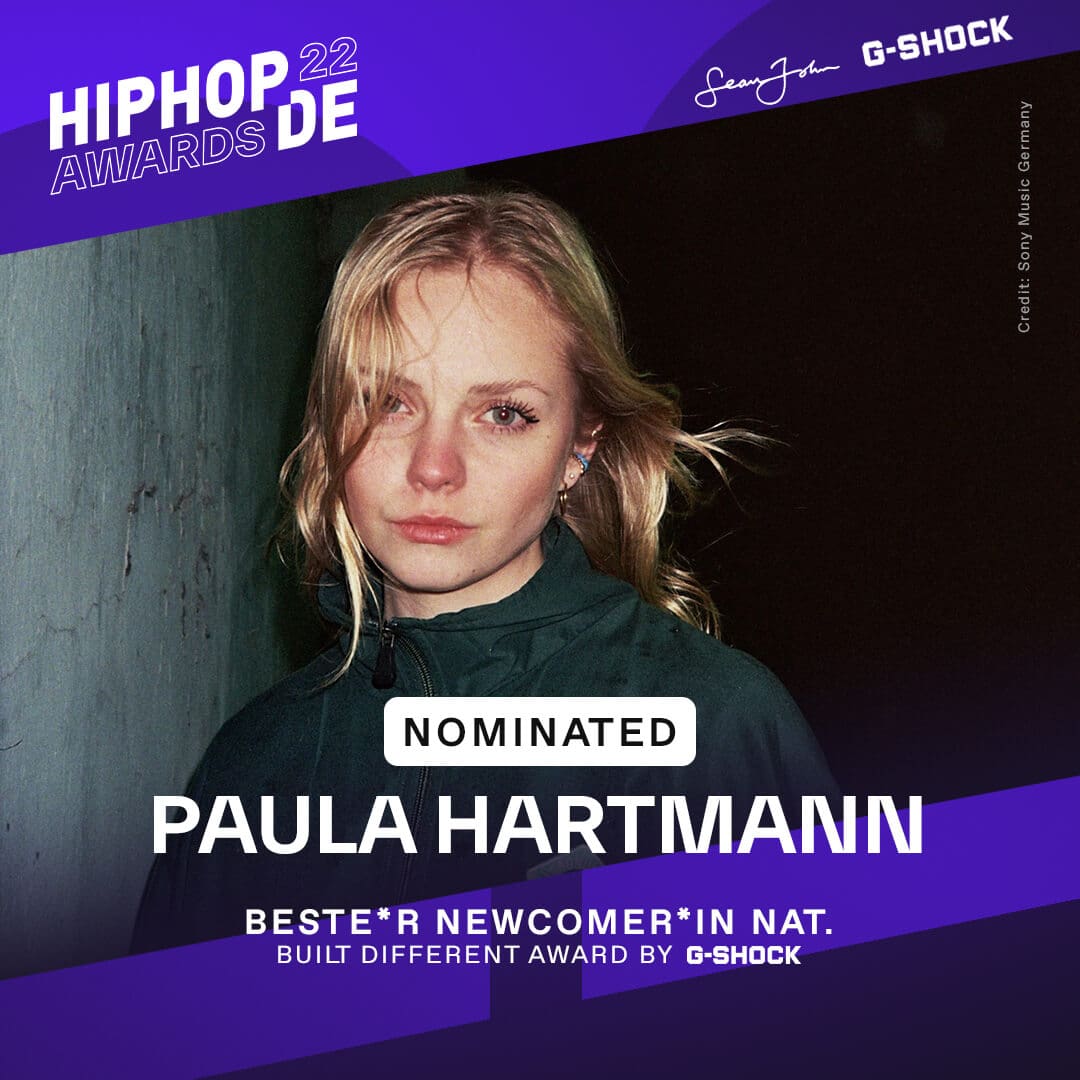 Die für den Preis als beste Newcomerin nominierte Künstlerin Paula Hartmann steht in schwarzer Jacke draußen im Wind.