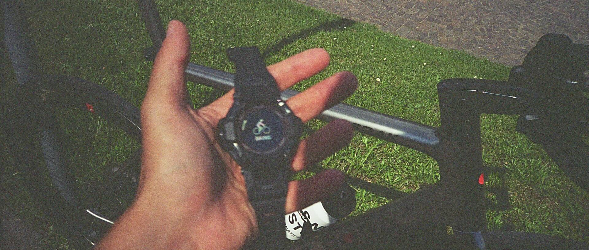Eine Person hält die GBD-H2000 Pulsmesser-Armbanduhr von G-SHOCK in der Hand.
