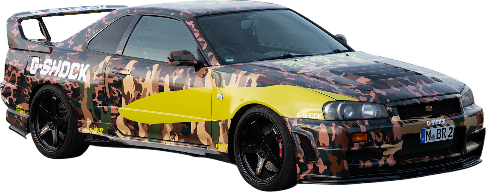 Freigestelltes Bild des mit Camouflage-Muster und G-SHOCK-Logo beklebten Nissan Skyline GT-R mit Heckspoiler.
