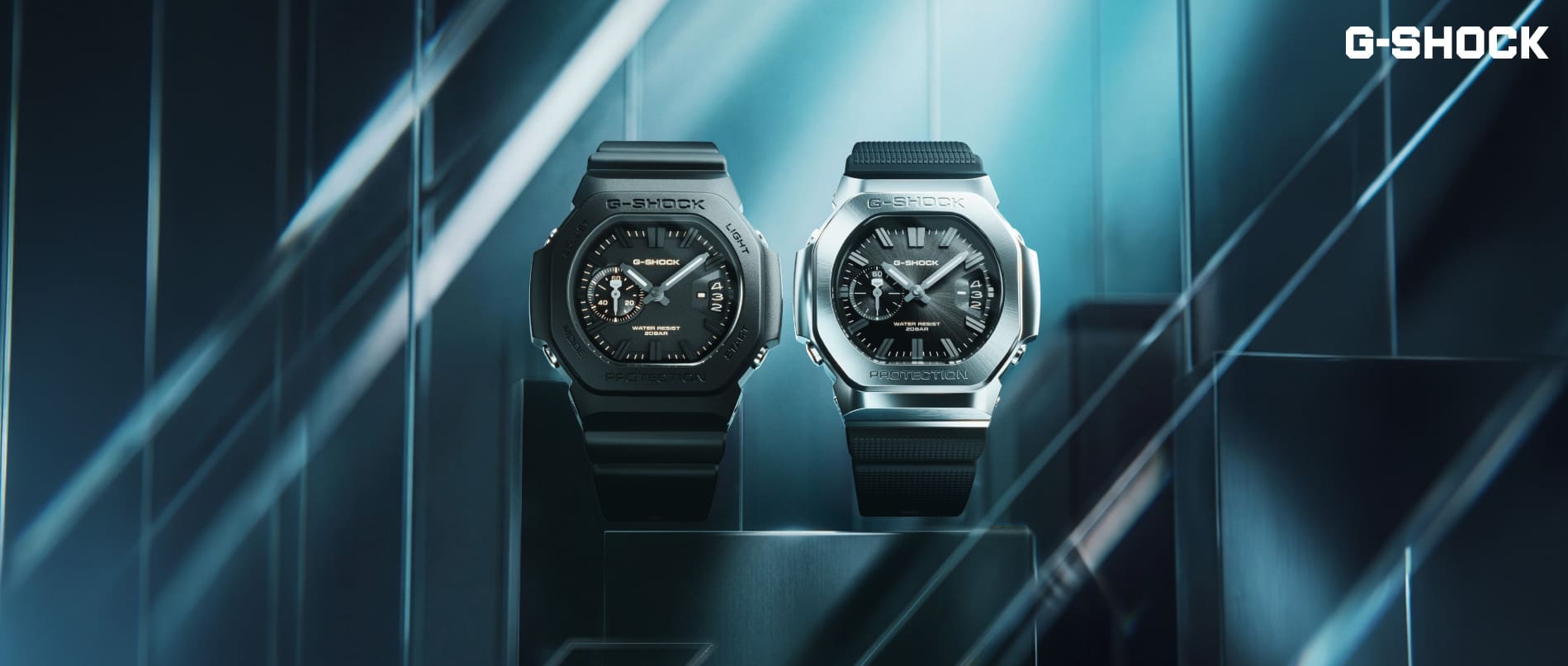 Zwei Modelle der G-SHOCK-Uhrenserie 2500 mit Metalllünette und schwarzem Armband vor einem grafischen Hintergrund.