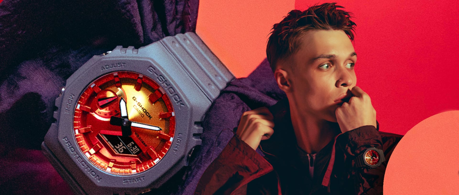 Die G-SHOCK GA-2100 aus der Flame Inside Serie mit orangfarbener Analoganzeige, rechts daneben ist ein Mann abgebildet, der die Uhr am Handgelenk trägt