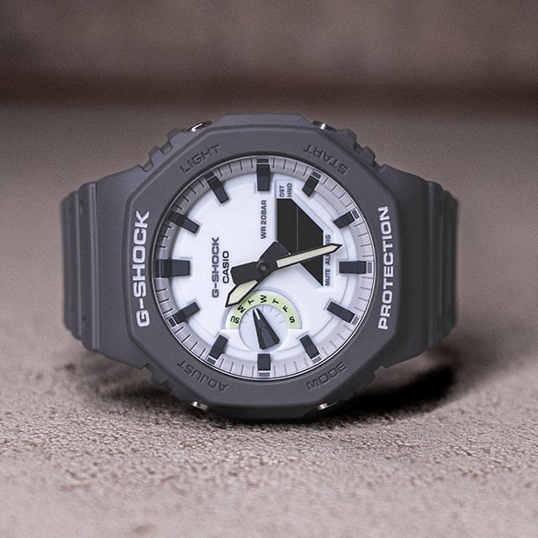 GA-2100HD-8A auf Betonboden liegend.
