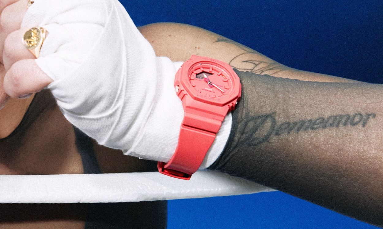 Eine Frau trägt eine Bandage ums Handgelenk sowie die pinke G-SHOCK "GMA-P2100" Armbanduhr
