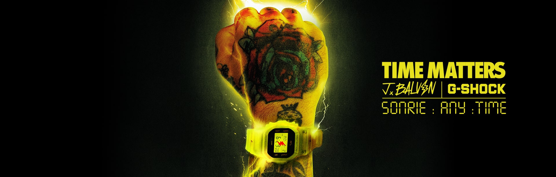 Die Hand von J Balvin ragt in die Höhe, an seinem Handgelenk ist die G-SHOCK Kollaborationsuhr mit leuchtend gelben Band und Digitalanzeige. Rechts daneben der Schriftzug TIME MATTERS