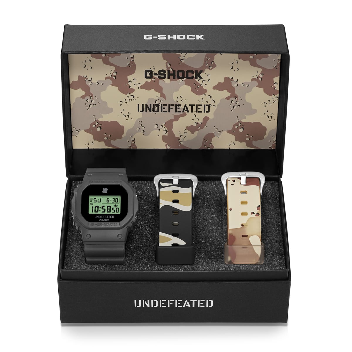Blick in die exklusive Geschenkverpackung des DWE-5600UD-1 Kooperationsmodels von UNDEFEATED und G-SHOCK mit seinen beiden Wechselarmbändern