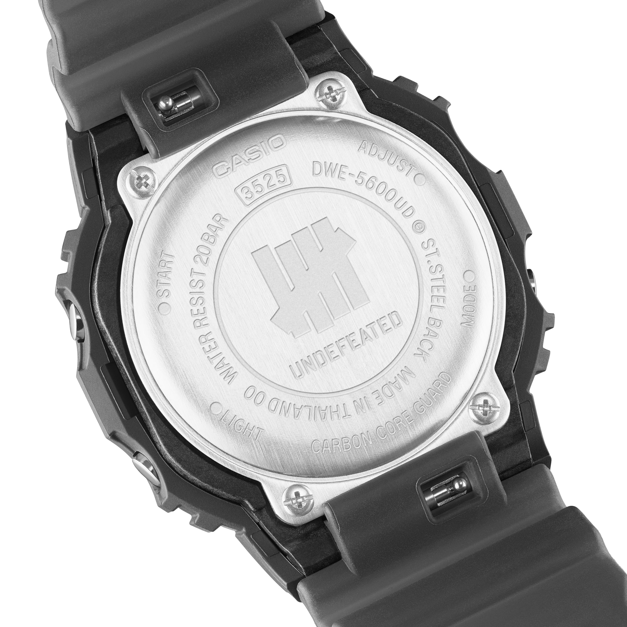 Die silberfarbene Gehäuserückseite der DWE-5600UD-1 mit UNDEFEATED Logo
