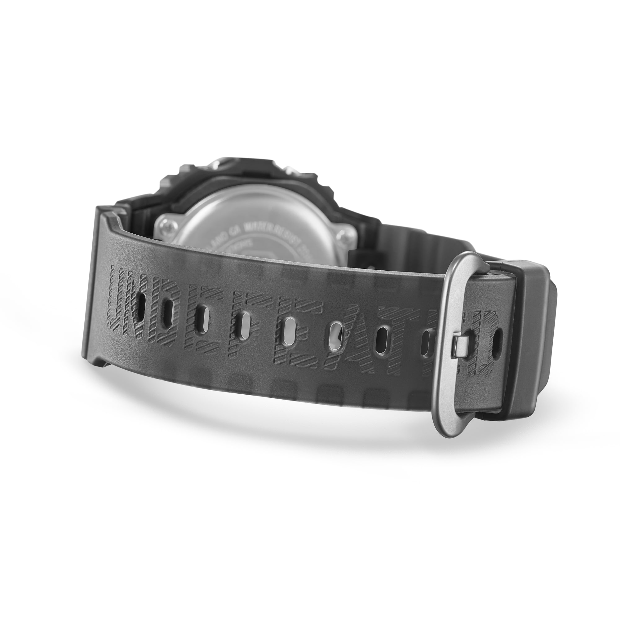Die Uhr mit geschlossenem, schwarzem Armband von hinten betrachtet, mit Blick auf den eingeprägten UNDEFEATED-Schriftzug