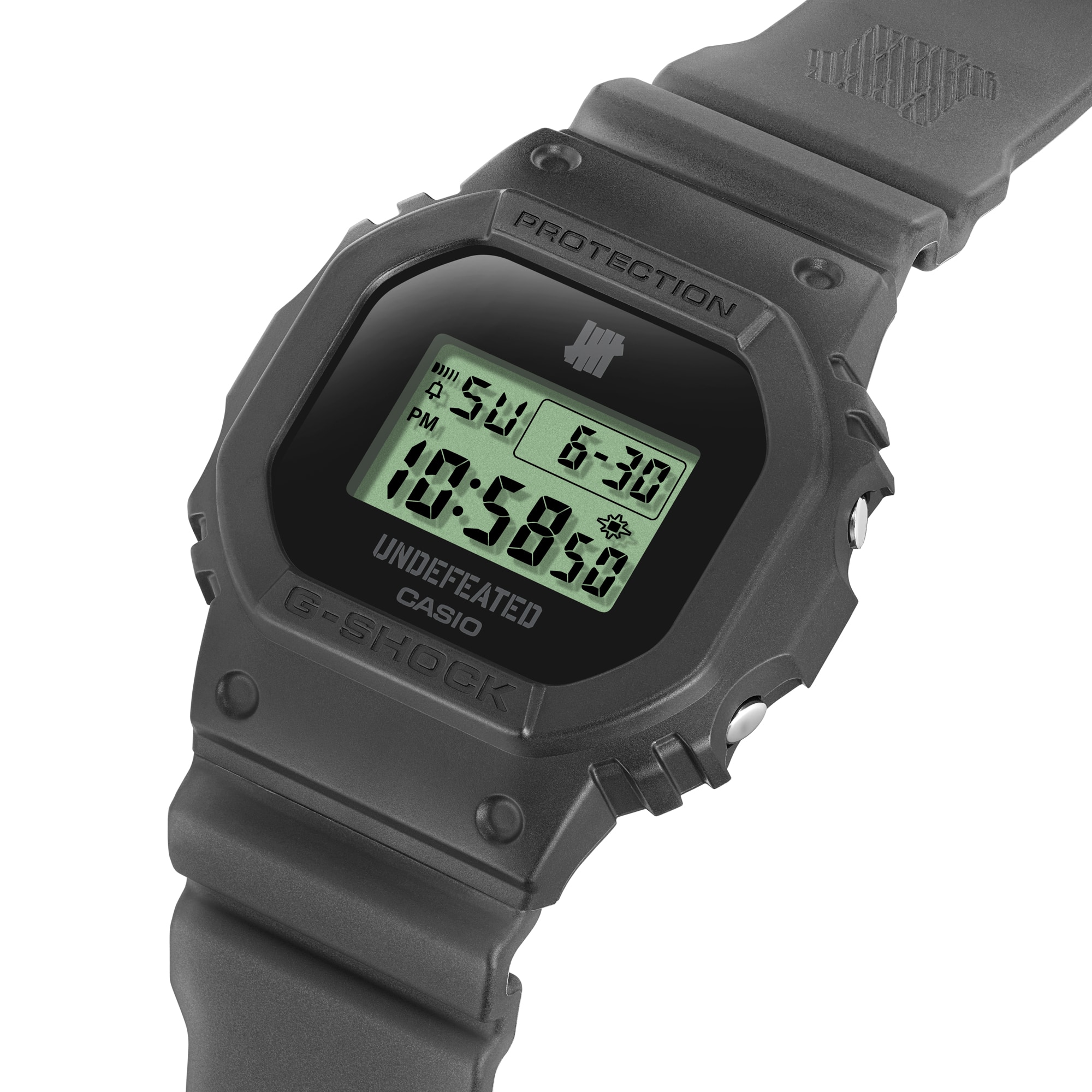 Blick von schräg oben auf Display und Gehäuse der DWE-5600UD-1 Digitaluhr mit ihrem schwarzen Armband
