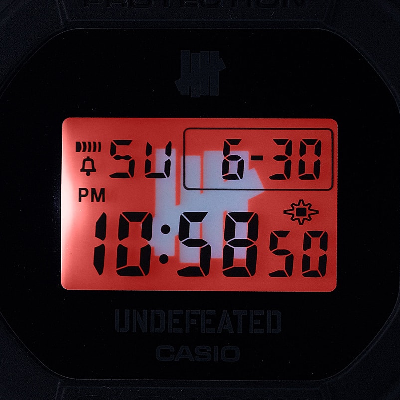 Das UNDEFEATED Logo auf dem beleuchteten LC-Display der DWE-5600UD-1