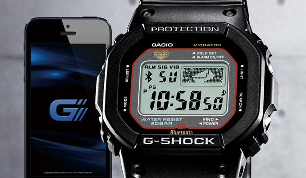 Die Digitaluhr DW-5000 neben einem Smartphone