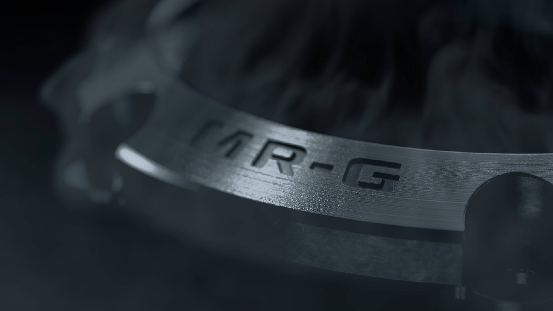 Detail der MR-G-Lünette mit der "MR-G"-Gravur