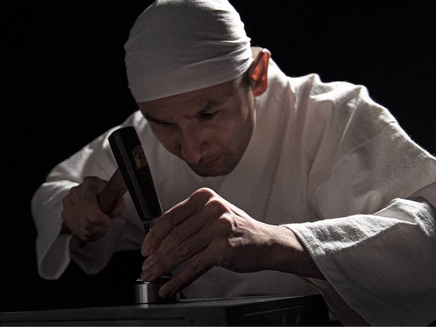 Portrait des Meisterschwertschmiedes Kamiyama Teruhira bei der Arbeit