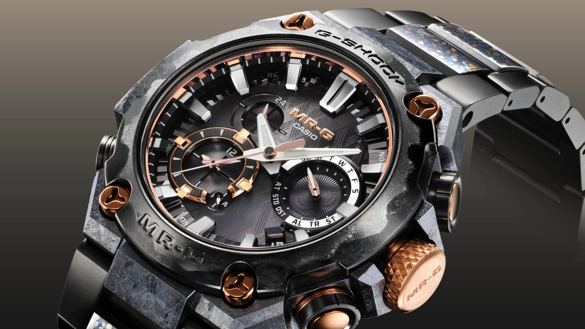 Nahaufnahme des Zifferblatts der MR-G B2000JS mit goldenen Details.