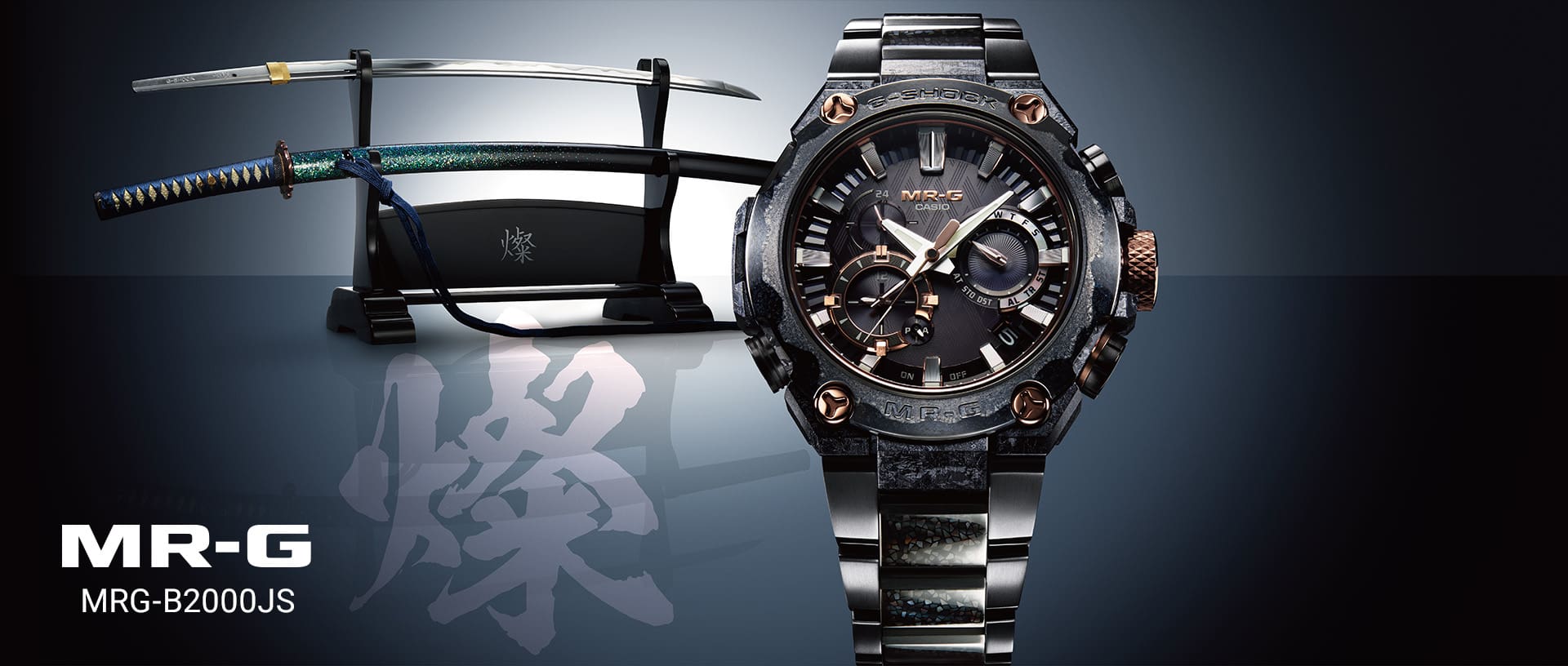 Die G-SHOCK MRG-B2000JS Armbanduhr mit runder Lünette vor einem Samuraischwert