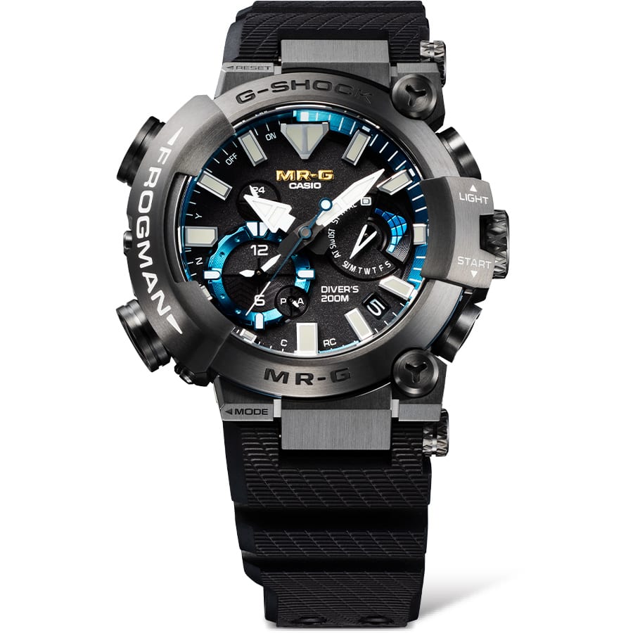 Produktbild der MRG-BF1000R von G-SHOCK mit schwarzem Resin-Armband und grauem Titangehäuse sowie weiß-blauen Details im Zifferblatt.
