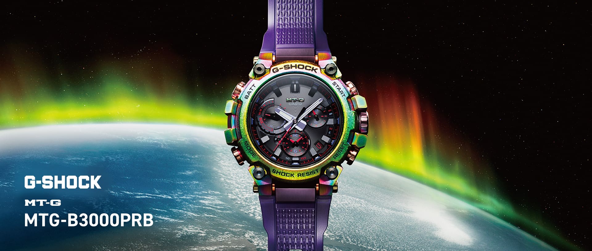 Die MTG-B3000PRB Armbanduhr mit bunt-schimmernder Lünette und lilanem Resinband vor eine Weltallbild der Erde mit Nordlichtern