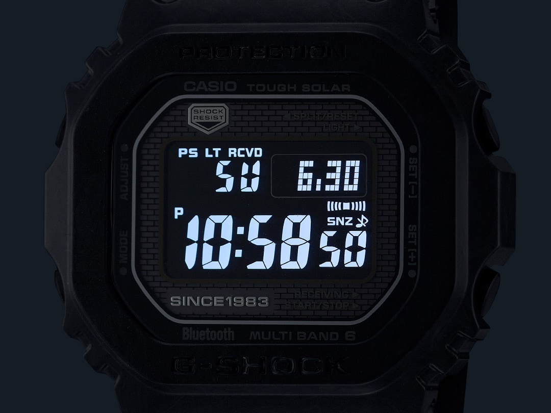 Super Illuminator (high-brightness full-auto LED backlight) for maintaining watch readability in the dark