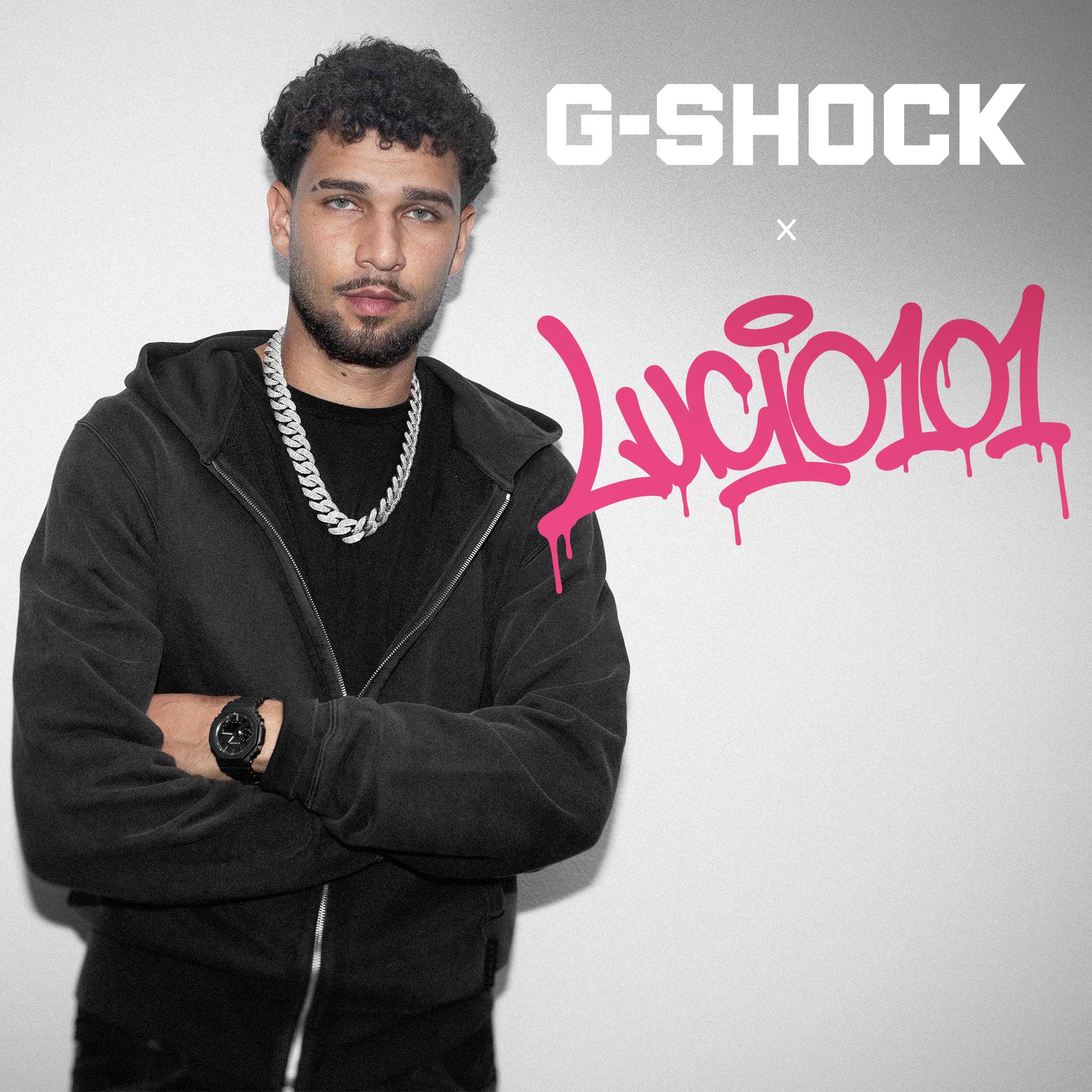 Lucio101 steht in schwarzer Kleidung vor einer weiß-grauen Wand, daneben der Schriftzug "Lucio101" in pink und das Logo von G-SHOCK. Am Hangelenk trägt er die Luxe Black Uhr von G-SHOCK.