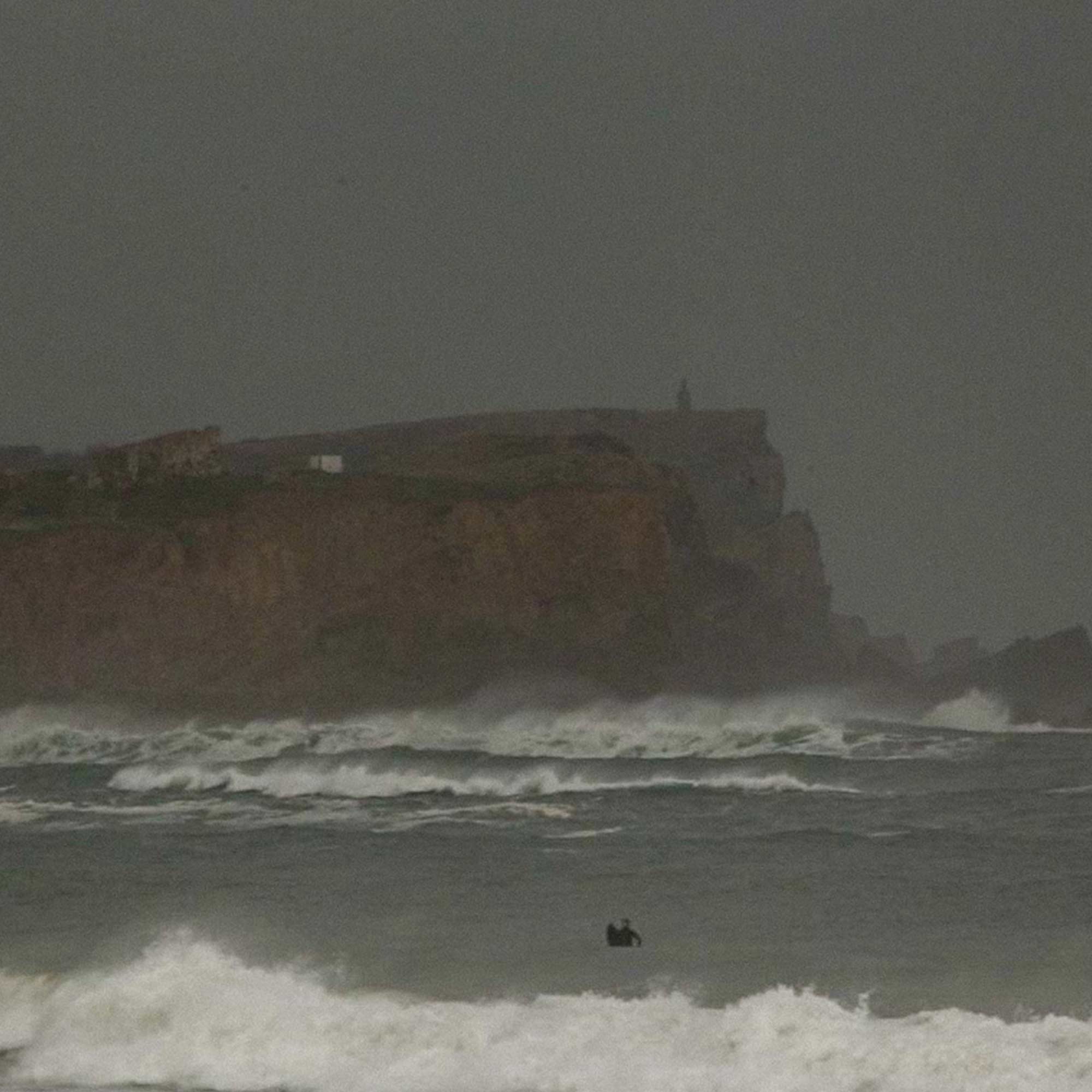 Lena Kemna und Christina Gindl im stürmischen Meer