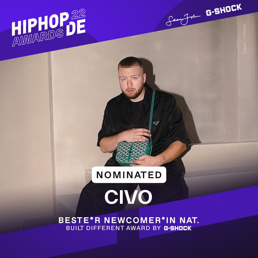 Rapper CIVO in schwarzem Shirt sitzt auf einer Treppe und war als bester Newcomer national nominiert