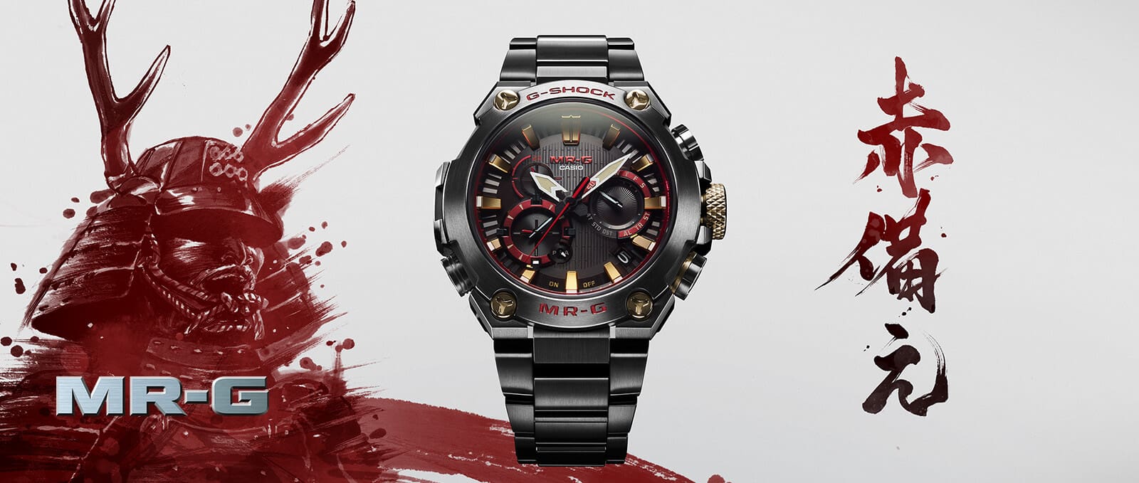 Das MR-G Modell "MRG-G1000B-1A4" mit grauem Metallband und analoger Anzeige sowie roten und goldenen Details auf dem Zifferblatt neben einer roten Zeichnung eines Samurai-Kriegers.