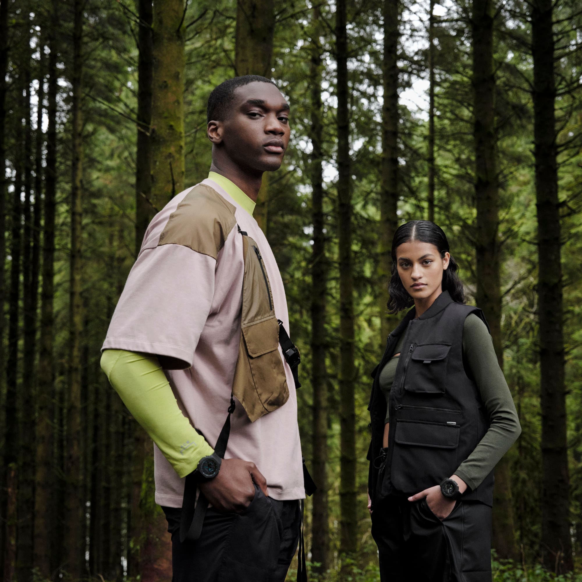 Zwei Personen im Wald tragen Varianten der G-SHOCK Utility Black. 