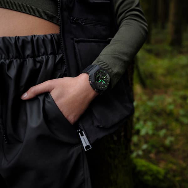 Close-Up einer Frau, die die GA-2100-1A3 trägt und die Hand in ihre Hosentasche steckt