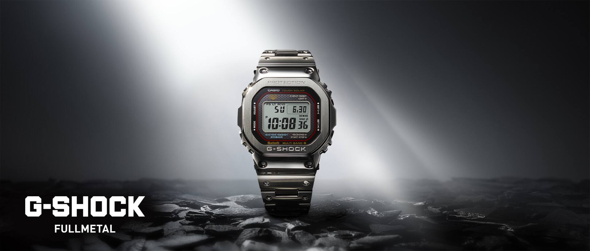 Die G-SHOCK GMW-B5000D Armbanduhr mit rechteckiger Digitalanzeige und silbern schimmerndem Metallband.