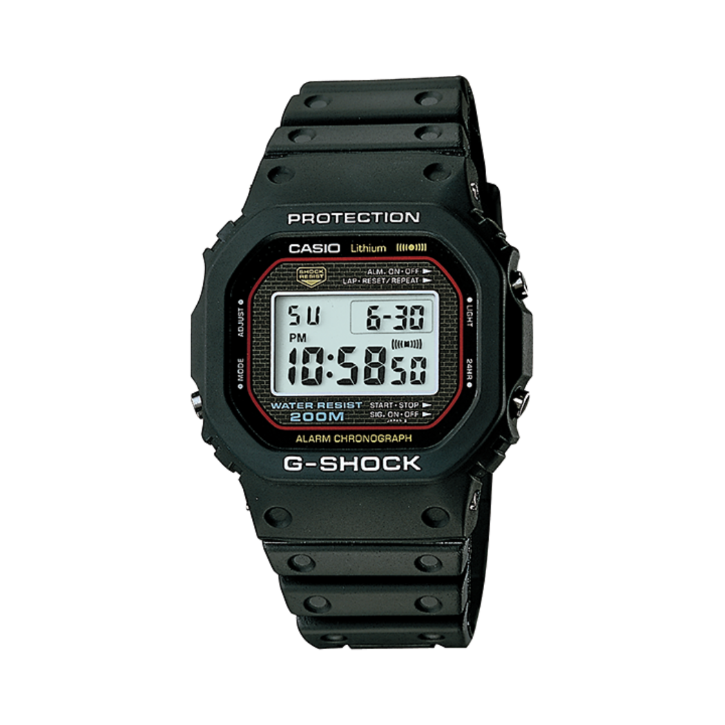 Die schwarze digitale G-SHOCK DW-5000C Uhr mit Harzarmband und rechteckigem Gehäuse.