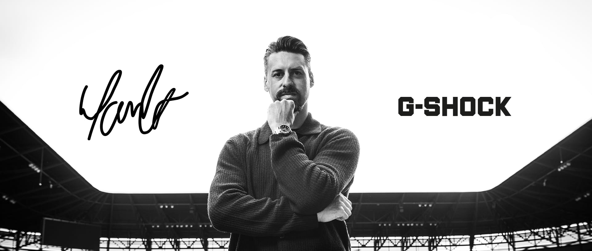 Der Fußballtrainer Sandro Wagner in einem Fußballstadion stützt seinen Kopf auf seiner Hand ab. Am Handgelenk trägt er ein Modell der G-SHOCK G-STEEL Serie.