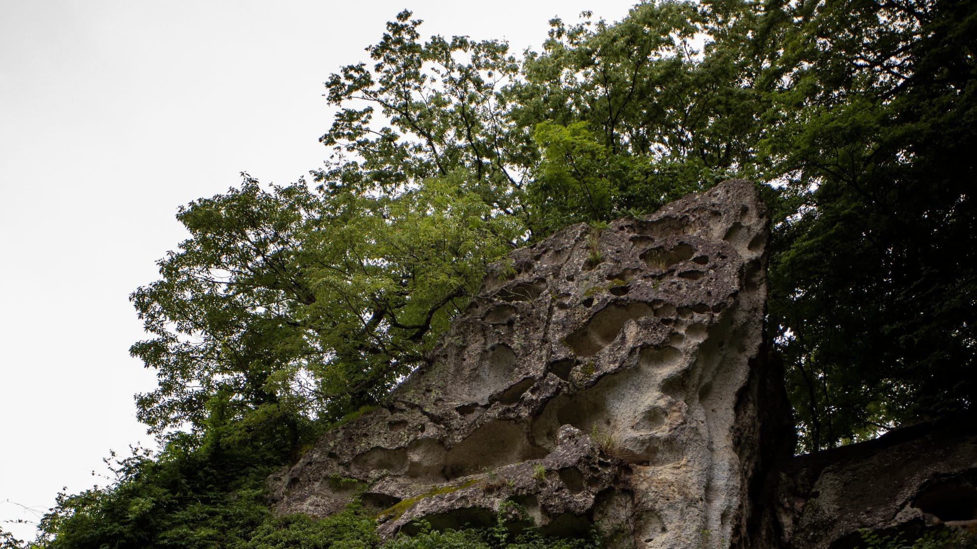 Risshaku-ji-Tempel: Der gesamte Berg, der im Laufe langer Zeitalter aus riesigen, markant geformten Steinen und Felswänden entstanden ist