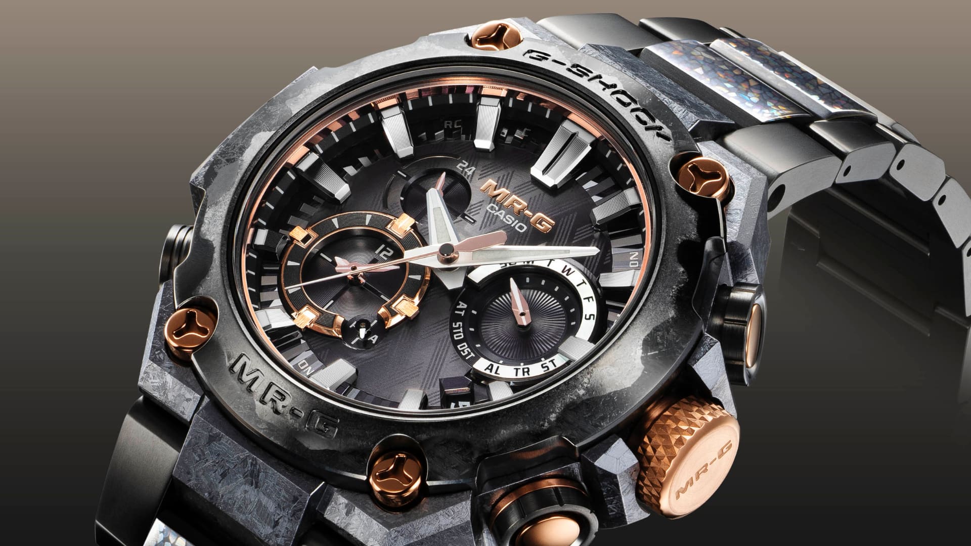 Nahaufnahme des Zifferblatts der MR-G B2000JS mit goldenen Details.