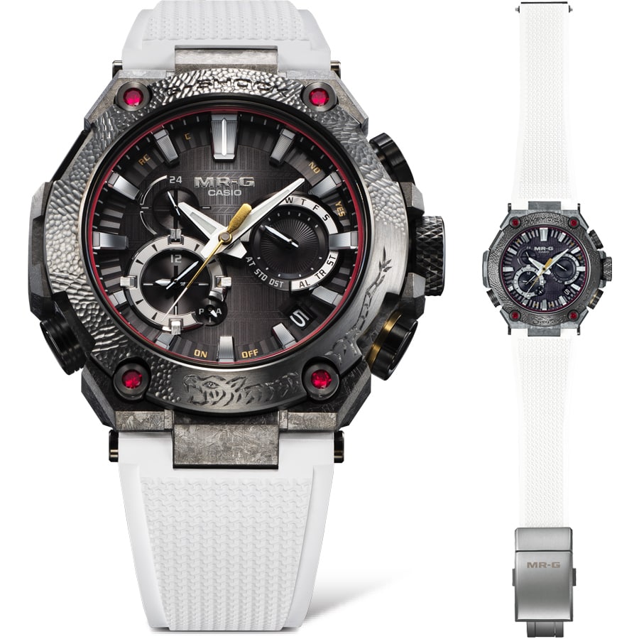 Die MRG-B2000SG-1A von G-SHOCK mit weißem Resinarmband und graviertem Gehäuse sowie analoger Anzeige mit roten Details.