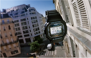 Un G-Shock negro cae por la ventana de un edificio antiguo de París. La imagen enlaza con la página del Shock Resistance Challenge de París.