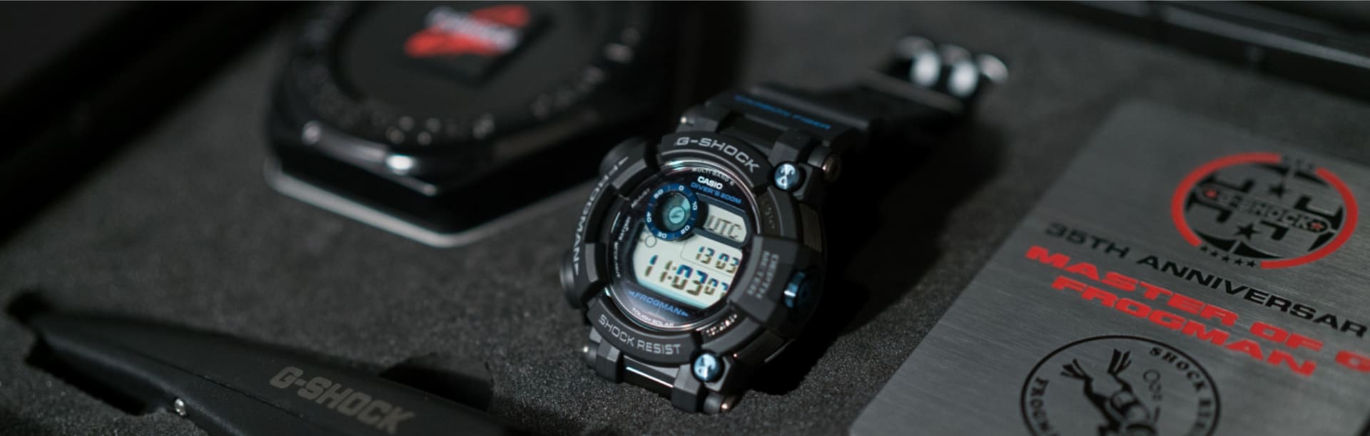 El modelo de G-SHOCK "FROGMAN" negro con detalles azules